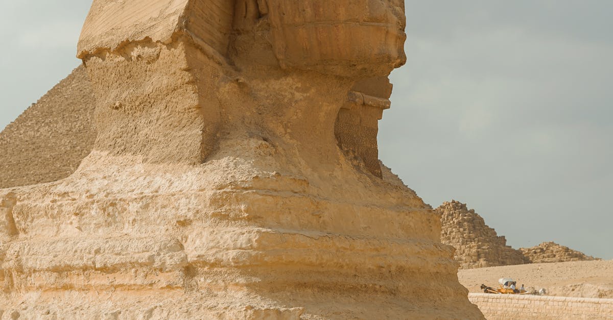 Explore the timeless majesty of the Great Sphinx of Giza under a sunny sky. Pirâmides de Gizé