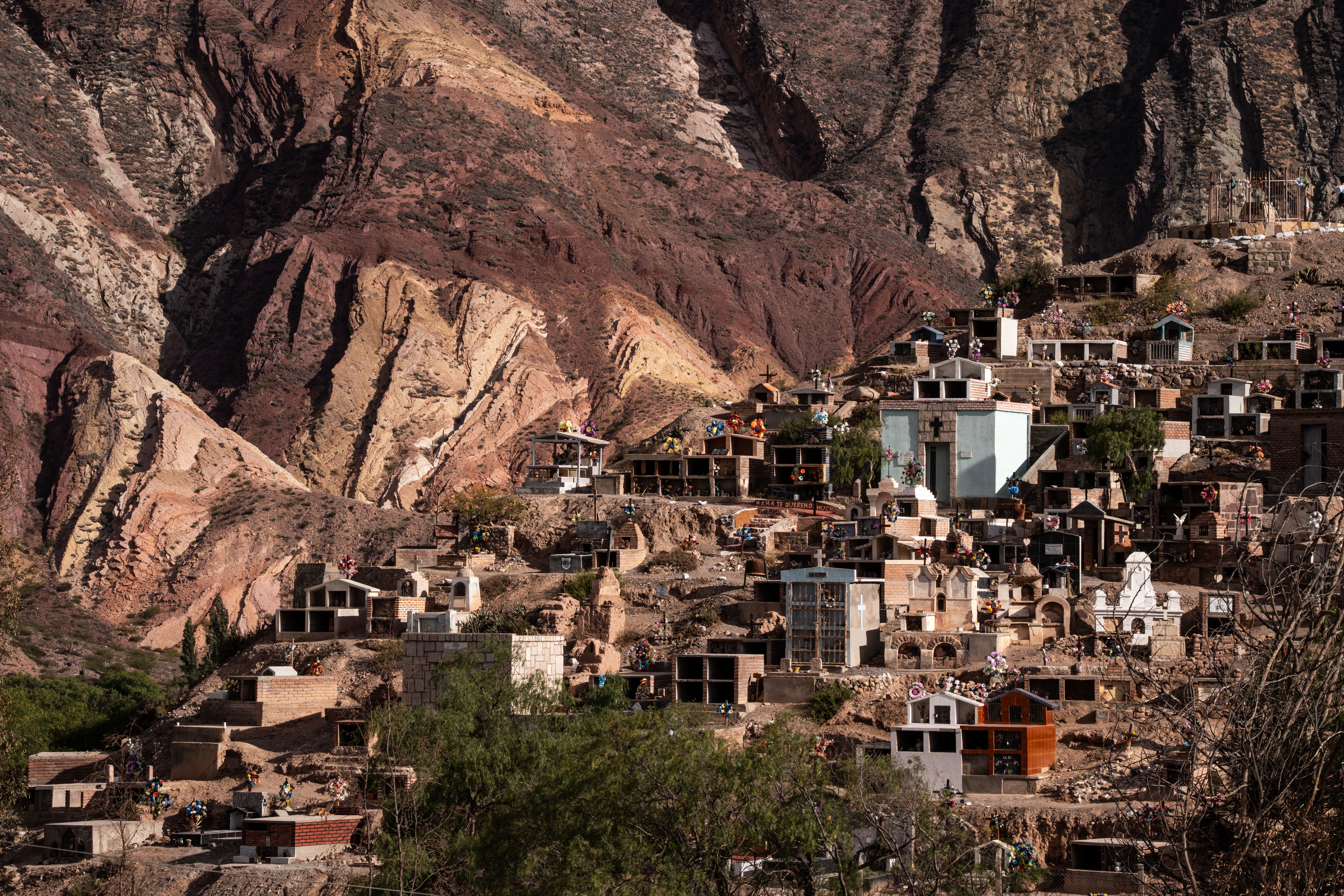 Vue panoramique du cimetière de Maimara contre les collines rocheuses de Jujuy, Argentine.