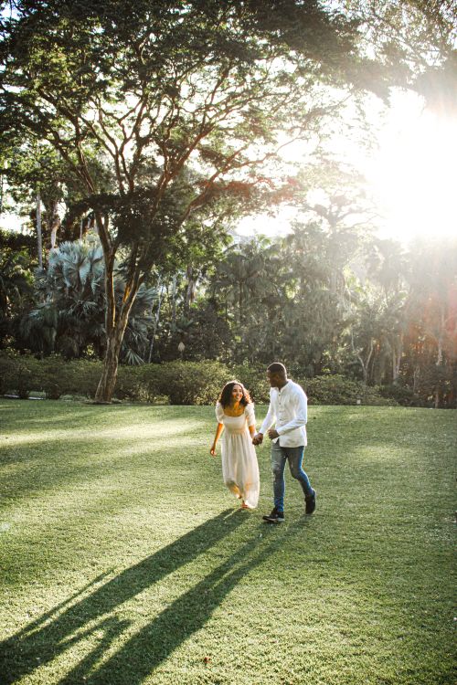 Free A couple enjoying a romantic walk in a sunlit park in Rio de Janeiro, Brazil. Stock Photo