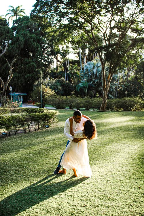 Free A couple shares a romantic dance in a lush sunlit garden in Rio de Janeiro, Brazil. Stock Photo