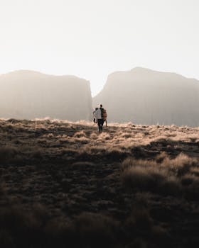 一名孤独的徒步旅行者穿过雾蒙蒙的山地，捕捉着冒险的本质