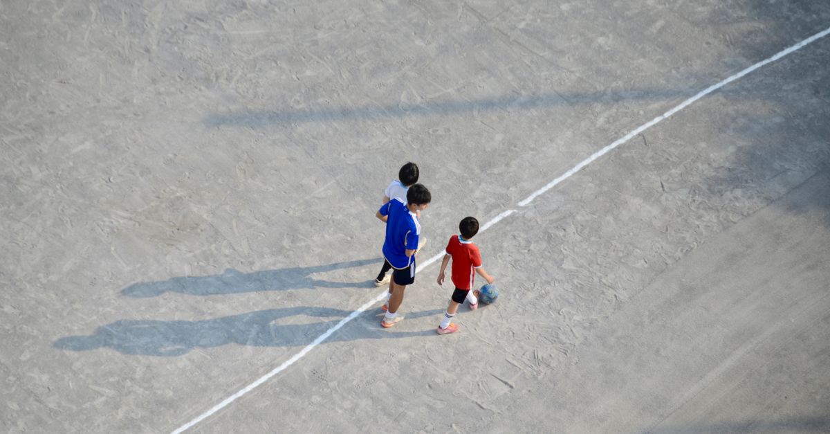 Rüyada Erkek Kardeşle Futbol Oynamak - Rüya Tabiri ve Anlamı - Açık alanda futbol oynayan çocuklar, havadan görünüm.