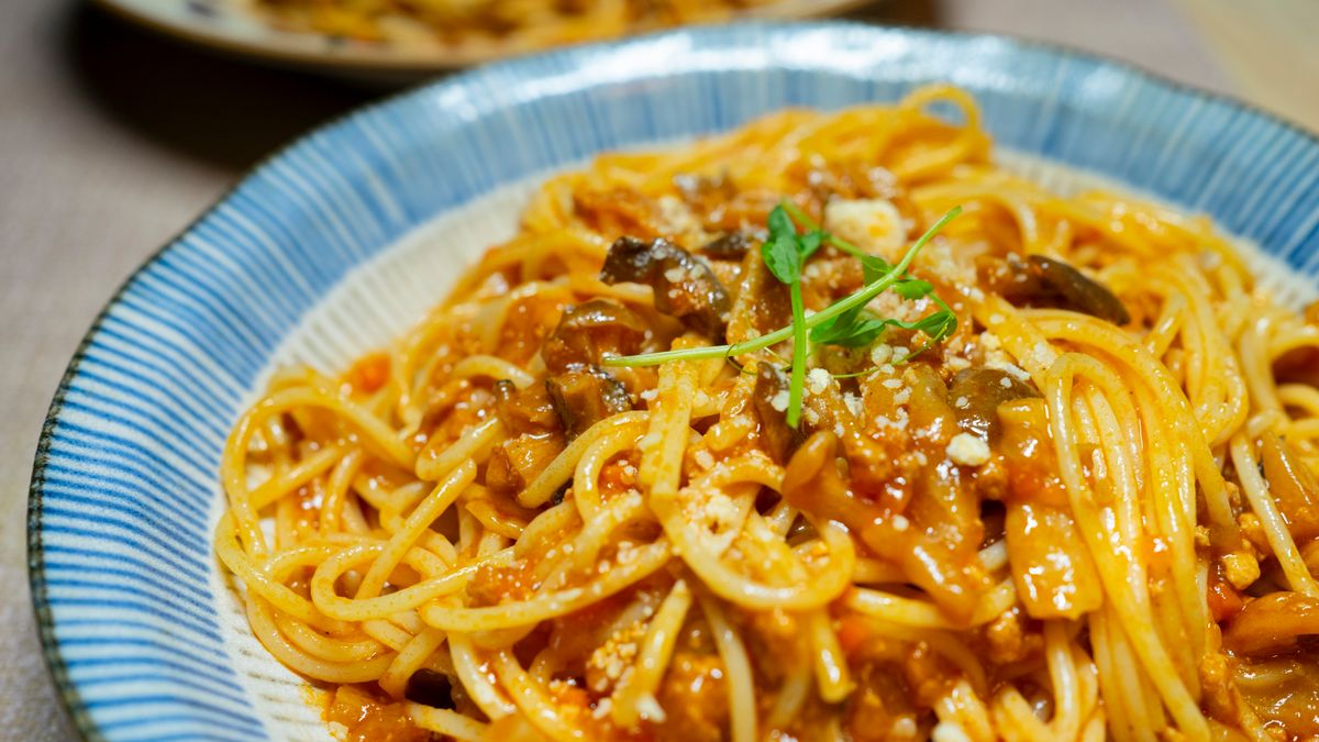 Pasta with tomato sauce and mushrooms