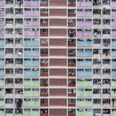 香港彩虹邨色彩缤纷的外墙，展现了充满活力的住宅建筑风貌