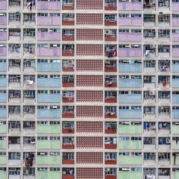 香港彩虹邨色彩缤纷的外墙，展现了充满活力的住宅建筑风貌