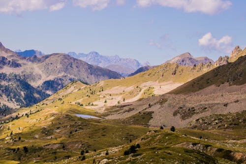 Foto De Montanhas Durante O Dia