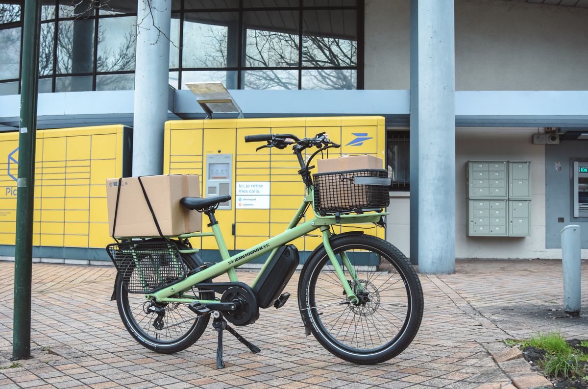 Electric cargo bike used for climate-neutral flyer delivery