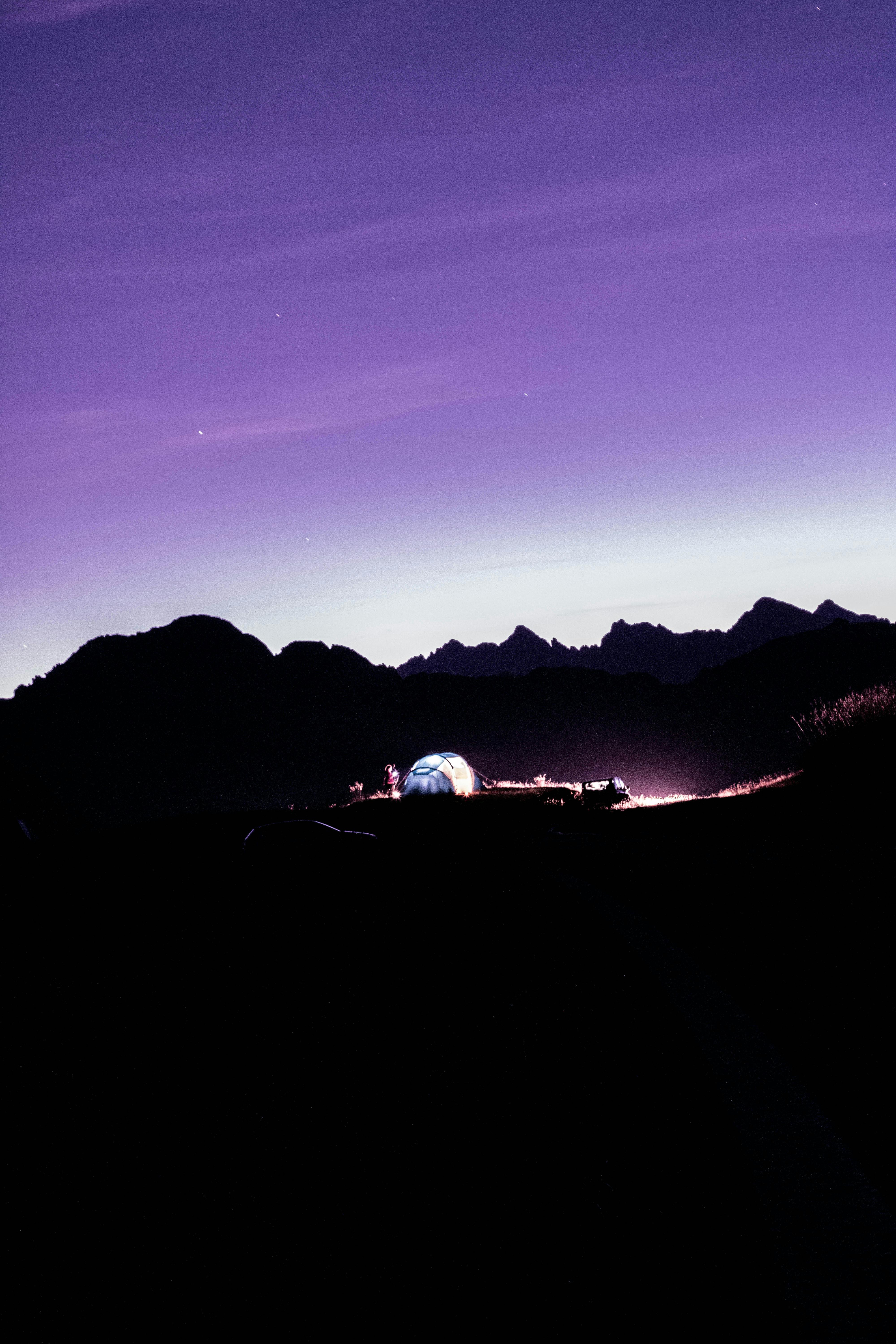 黄昏时分，意大利山区的露营场景宁静，天空景色令人惊叹