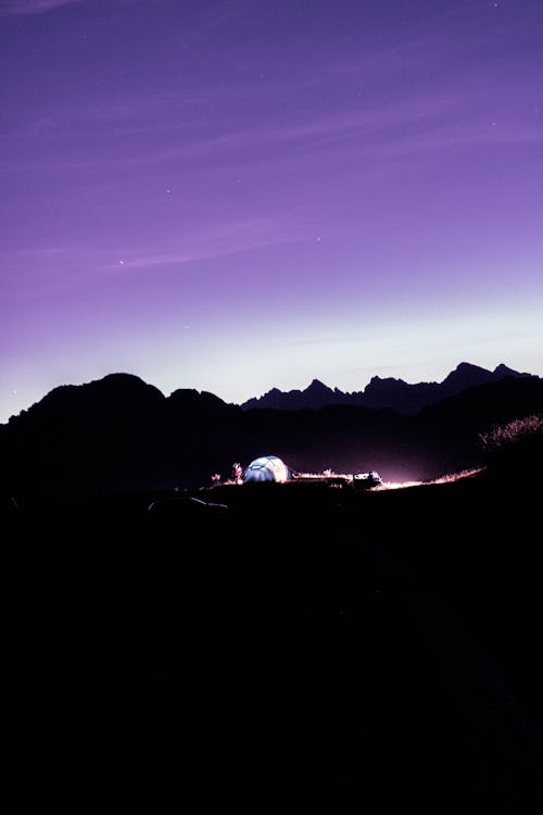 Silueta De Montaña Durante La Noche