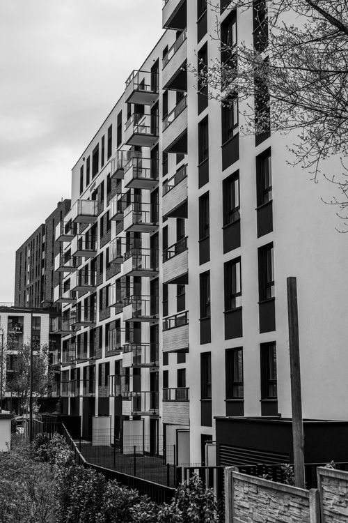 Free Contemporary apartment buildings captured in black and white, showcasing urban architecture. Stock Photo