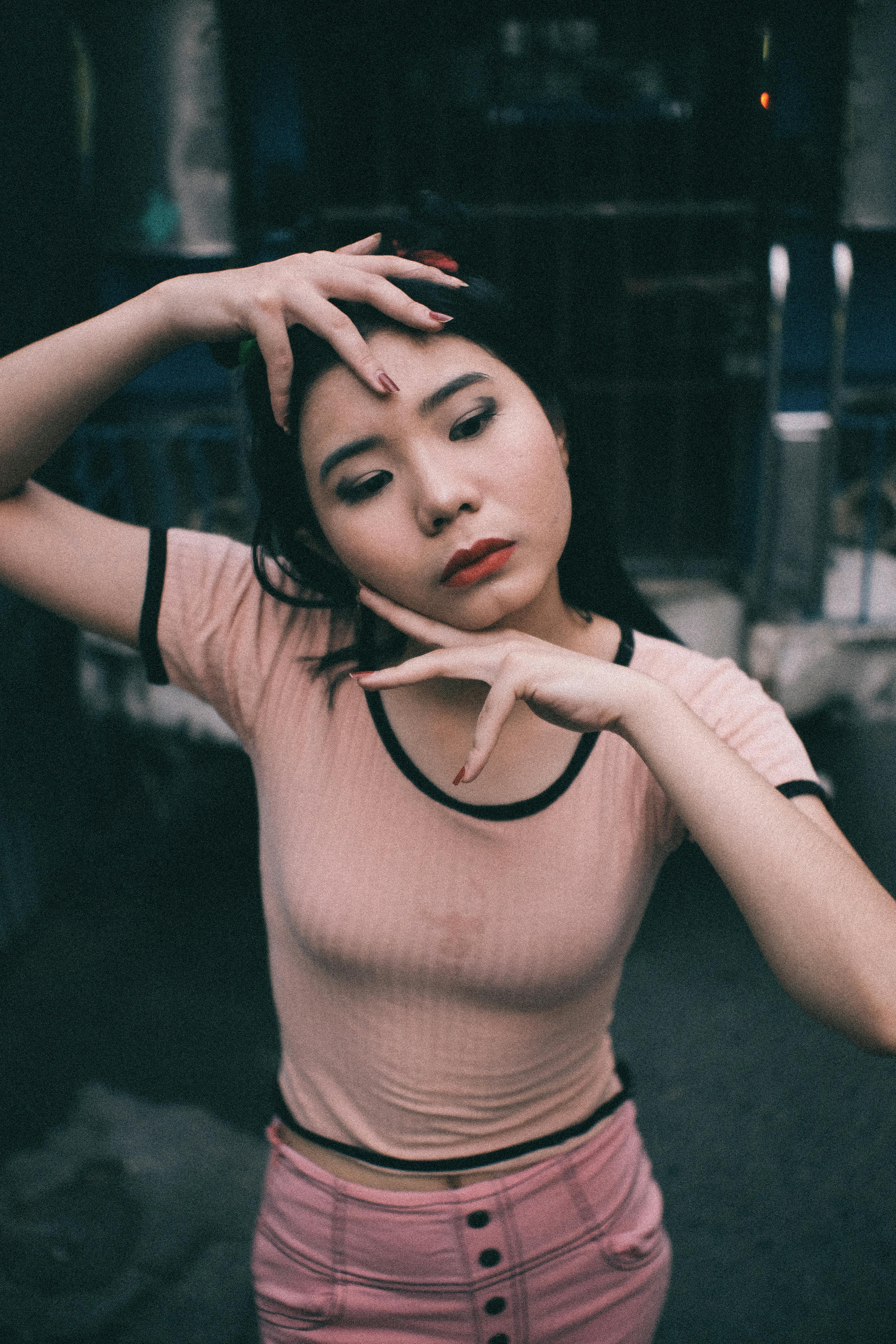 一位女性在城市街道上摆出富有创意手势的艺术肖像