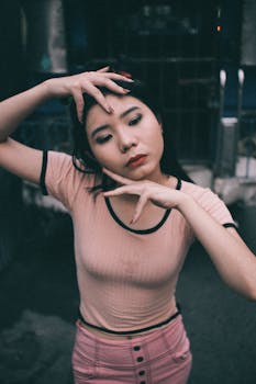 一位女性在城市街道上摆出富有创意手势的艺术肖像