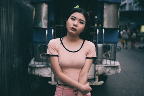 Безкоштовне стокове фото на тему «азіатська жінка, азіатська людина, верхній одяг»