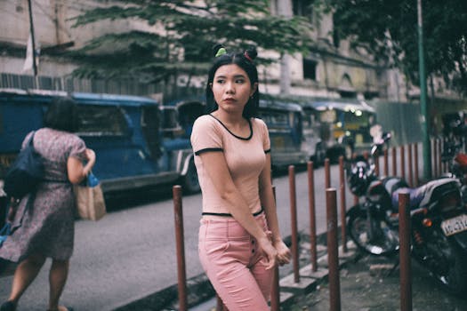 繁华的街道上，一位时尚的年轻女子正走着，展现着城市风格