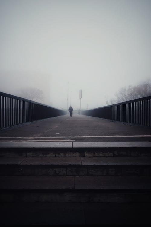 Person, Die Auf Fußgängerbrücke Geht