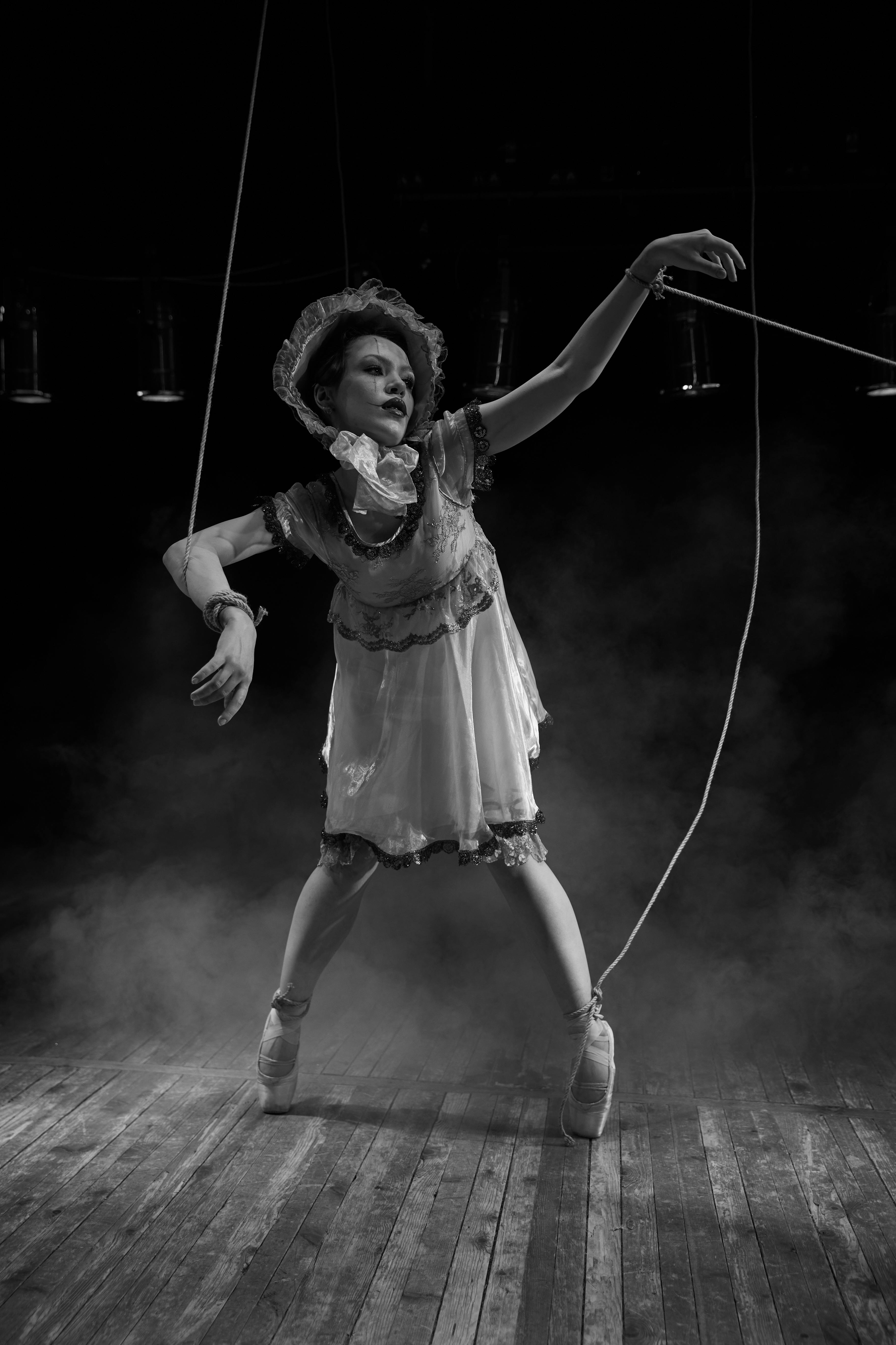 Gratis Kunstnerisk svart-hvitt-bilde av en ballettdanser poserer som en marionett på scenen. Arkivbilde