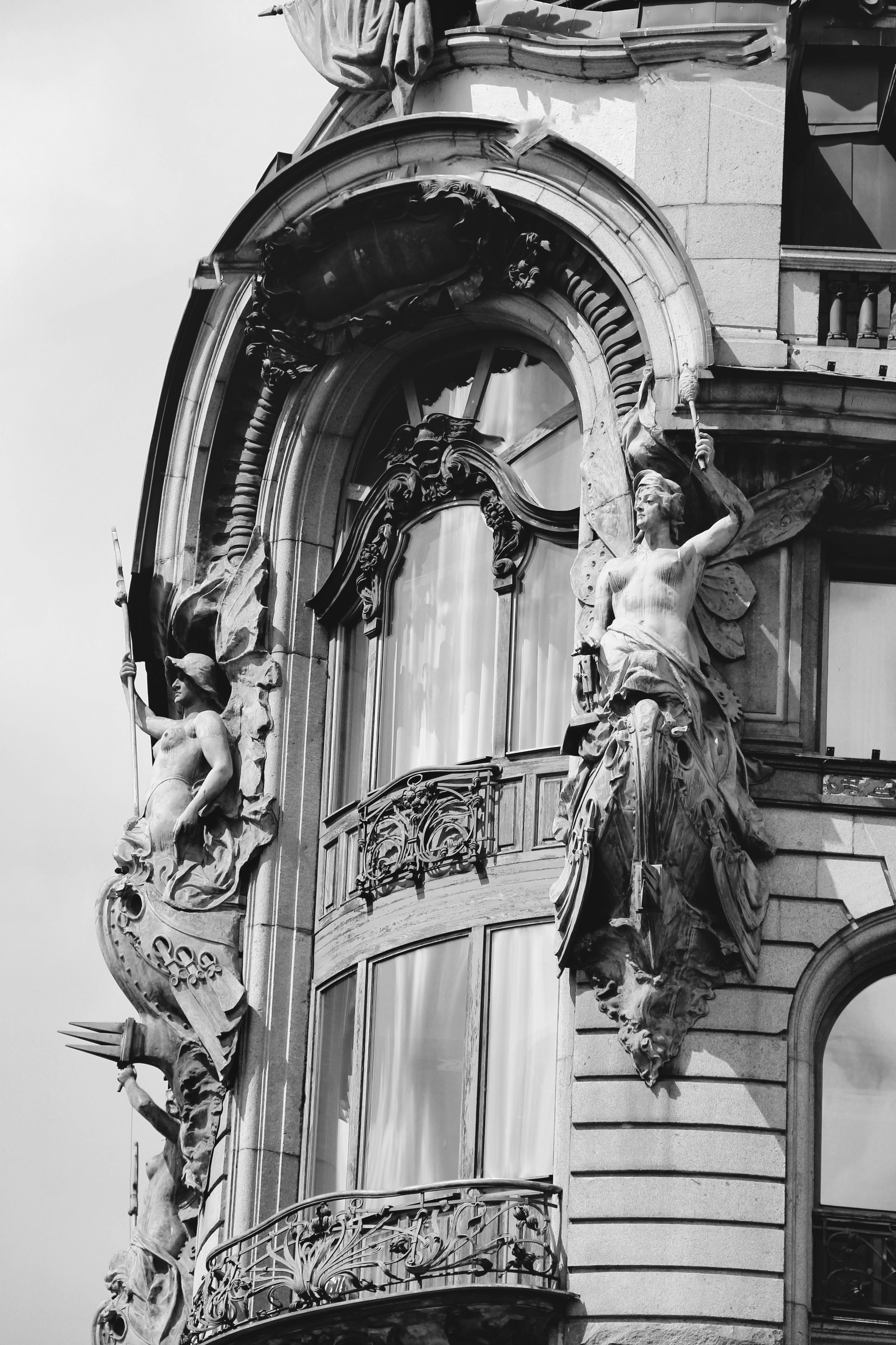 Kostenlos Schwarzweißfoto von kunstvollen Jugendstildetails an einem historischen Gebäude in St. Petersburg, Russland. Stock-Foto