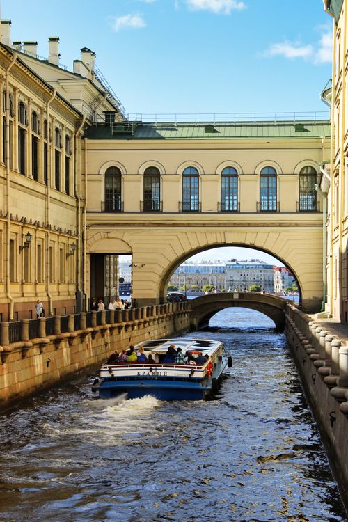 Free Discover the picturesque canals of St. Petersburg featuring a blend of history and architecture. Stock Photo