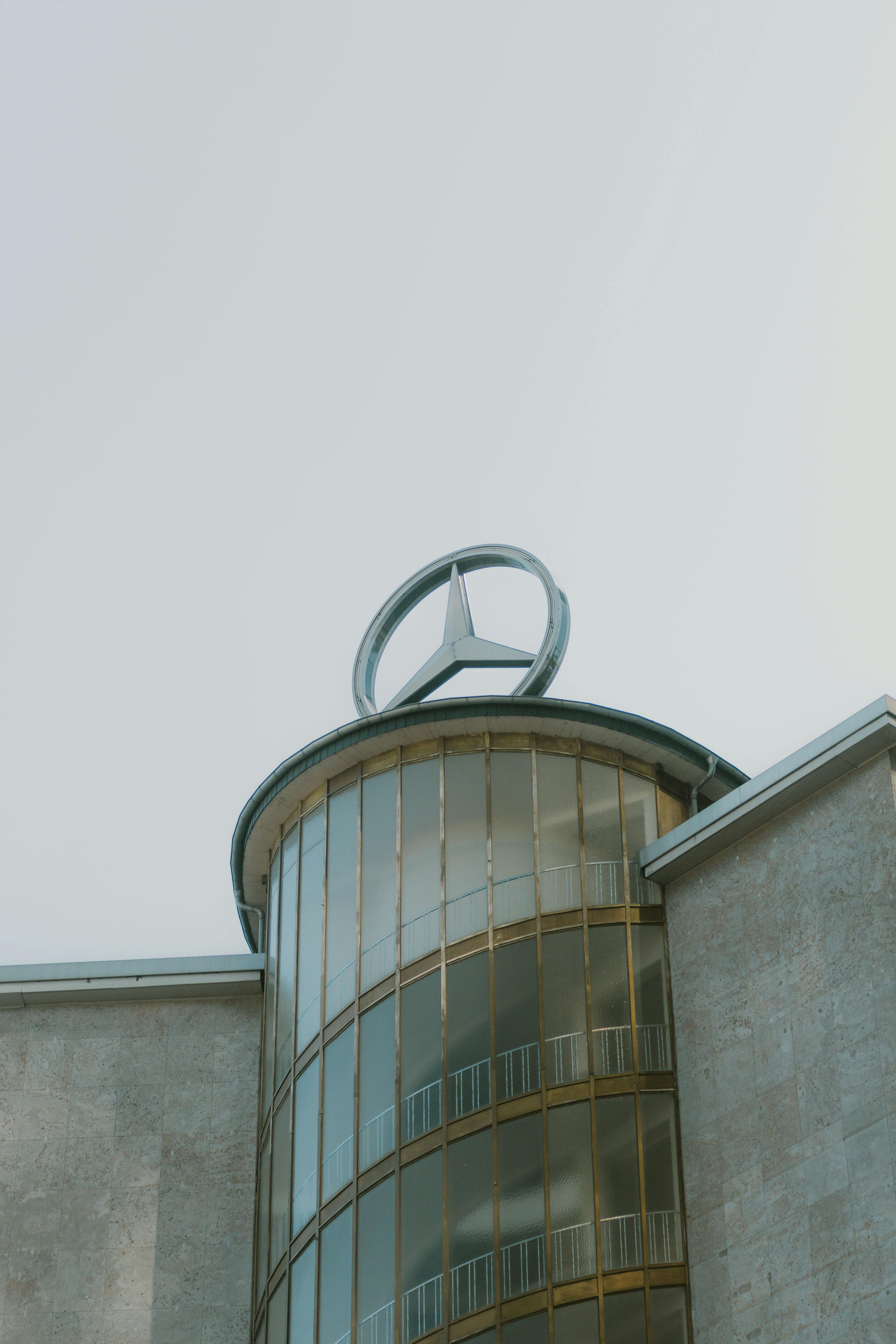 Gratis Vista en ángulo bajo de un edificio moderno con el logotipo de Mercedes-Benz en Frankfurt. Foto de stock