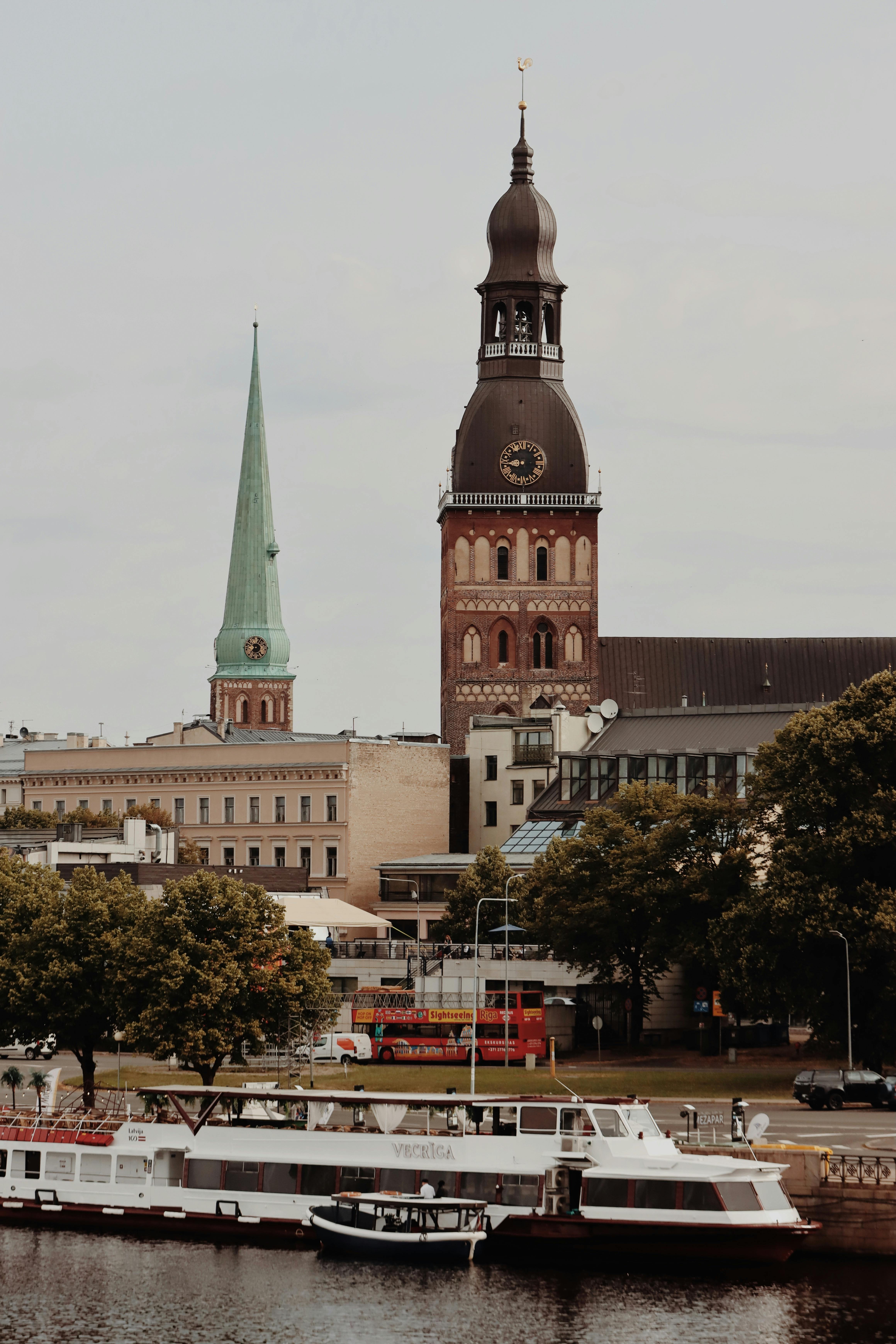 Katedral Riga Yang Bersejarah Dan Pemandangan Kota Dengan Perahu Sungai ...