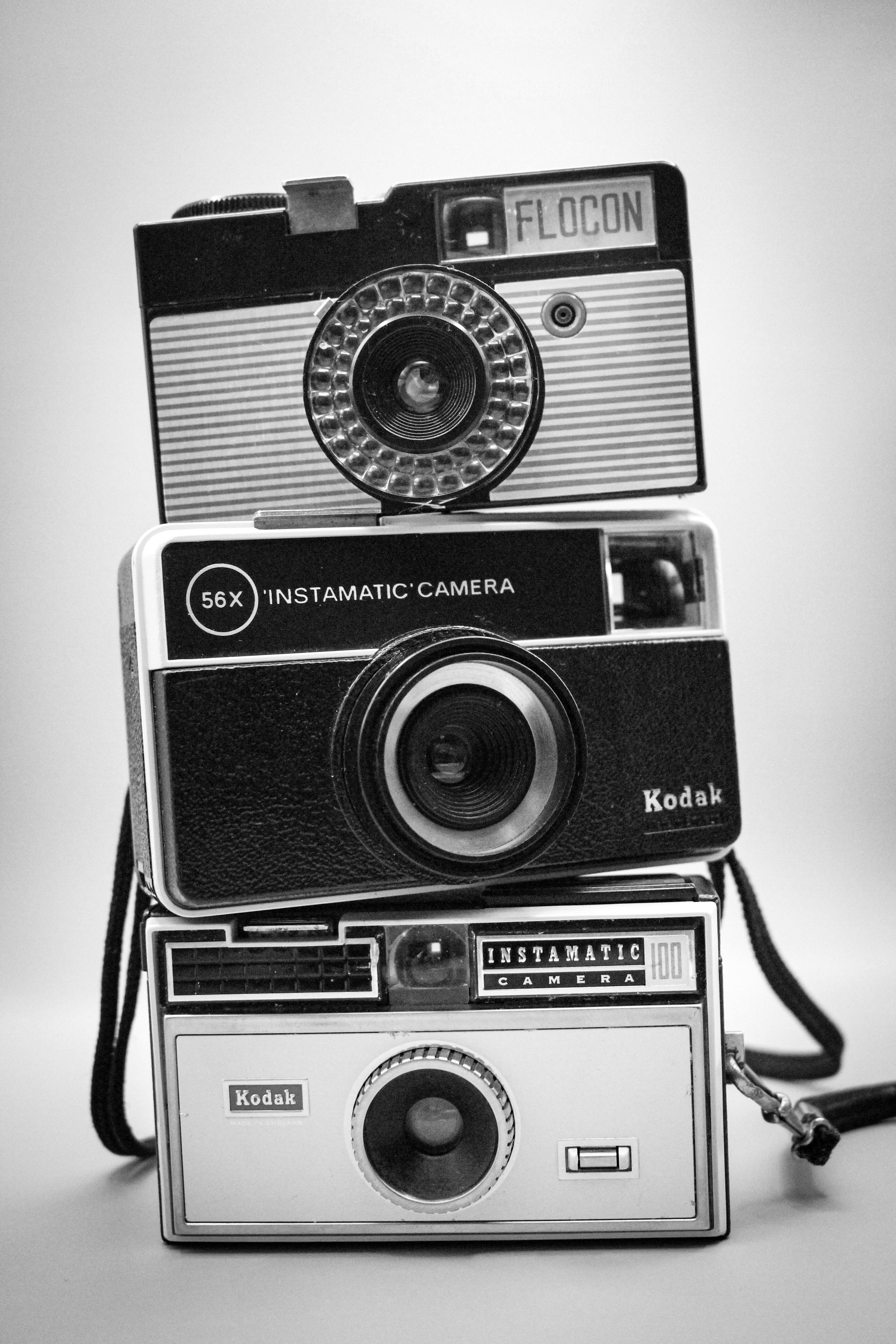 Miễn phí Bức ảnh đen trắng chụp ba chiếc máy ảnh Kodak Instamatic xếp chồng lên nhau, thể hiện thiết kế cổ điển. Ảnh lưu trữ