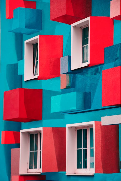 青と赤の塗装された建物 無料の写真素材