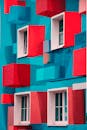 充满活力、色彩缤纷的几何立面，由带有窗户的红色和蓝色立方体构成