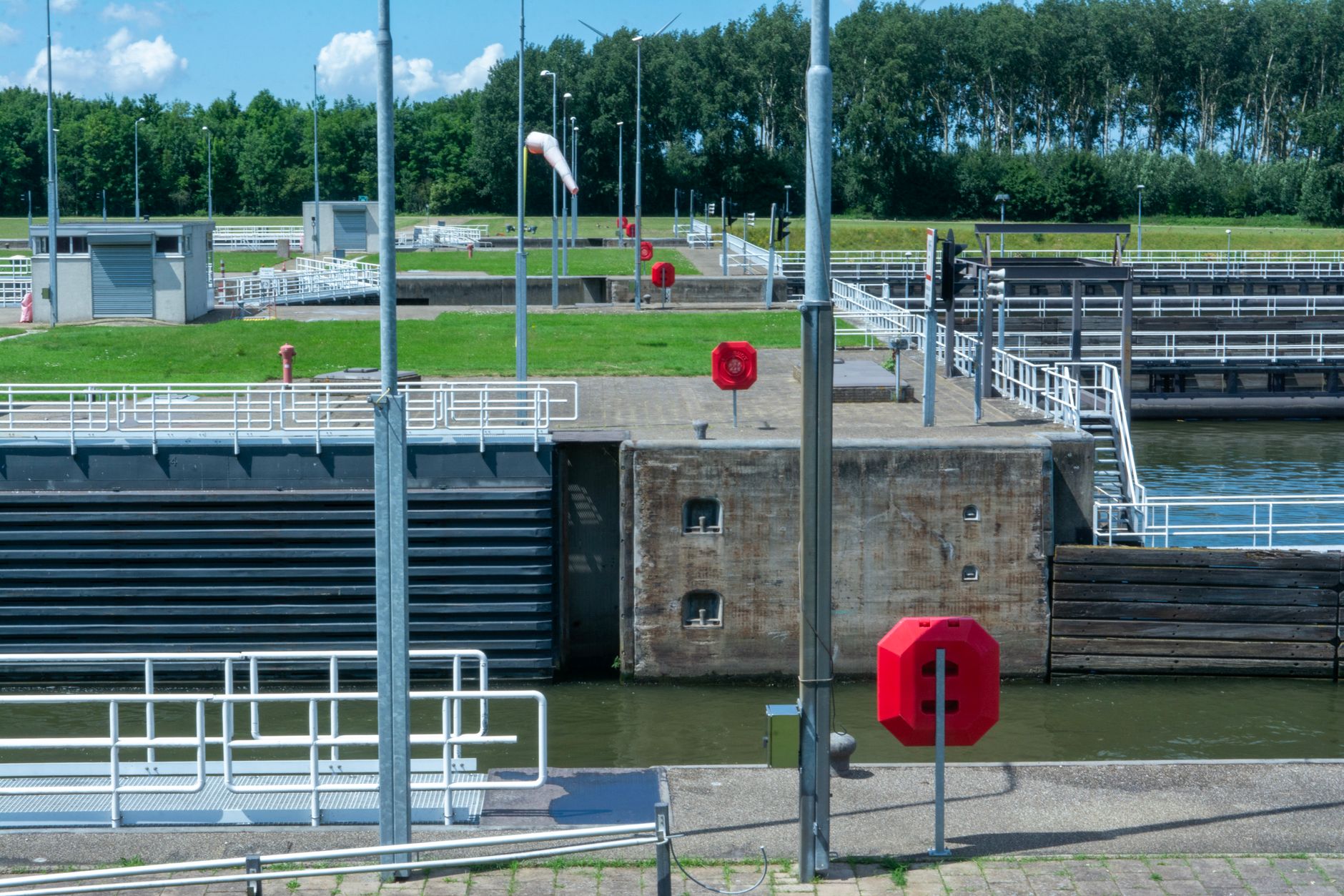 Eefde'deki Twentekanaal sluisi ve gemi geçişi