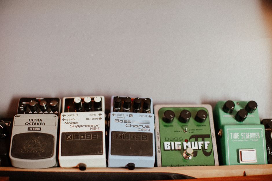 Zdjęcie ikonicznego pedału Electro-Harmonix Big Muff Pi, leżącego na drewnianej podłodze lub pedalboardzie, gotowego do użycia.
