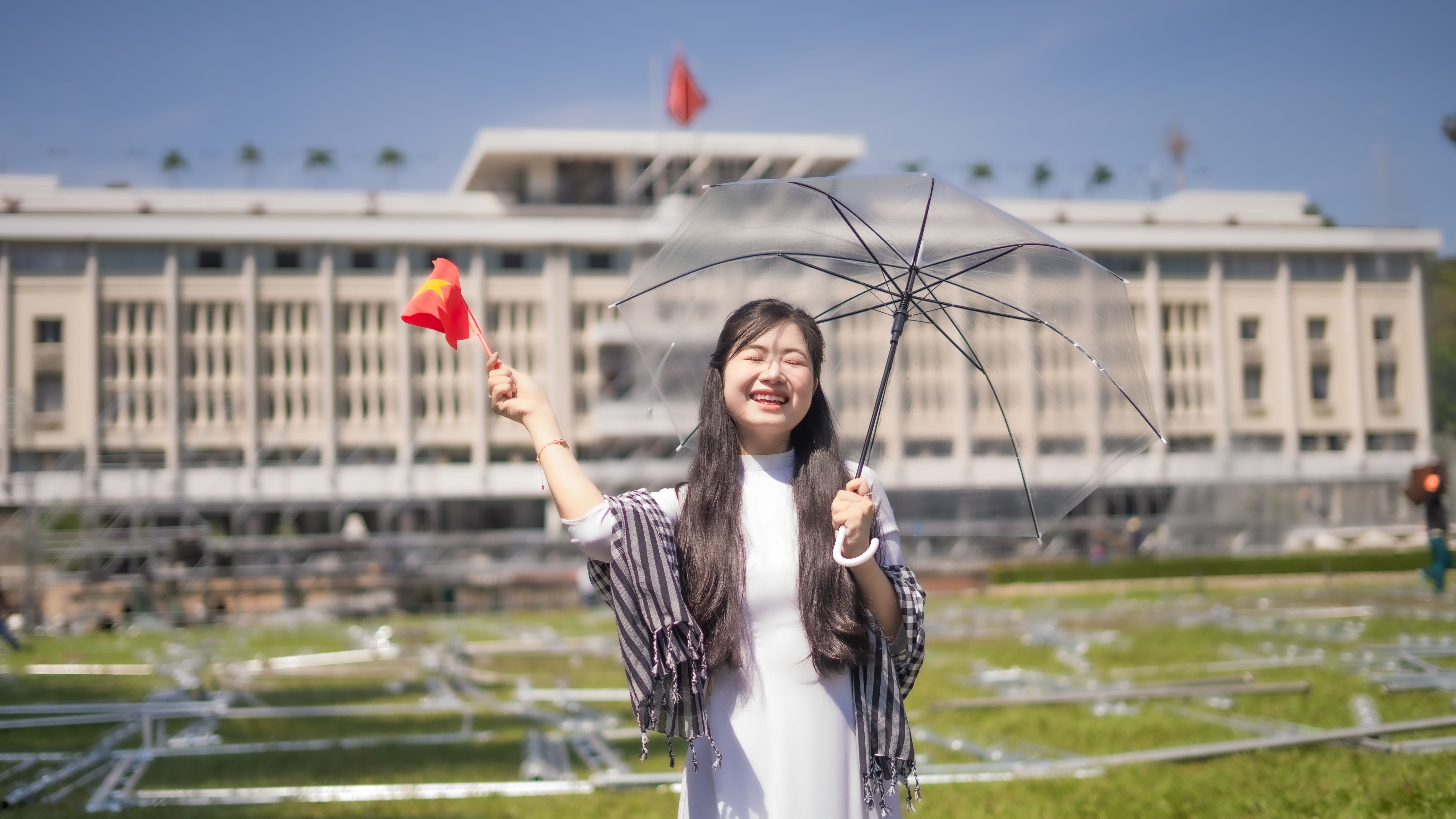 Nghi Lễ Hạ Cờ Dưới Mưa: Khoảnh Khắc Gây Xúc Động Mạnh Mẽ Tại Quảng Trường Ba Đình