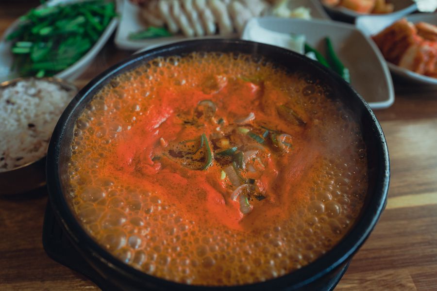 완성된 김치찌개와 반찬
