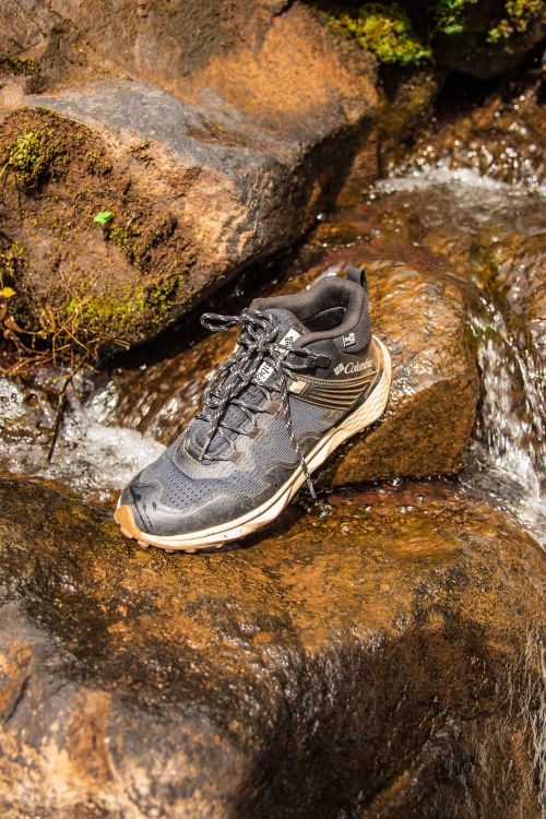 Free Waterproof hiking shoe on rocky stream in Đắk Nông, Vietnam. Perfect for outdoor adventures. Stock Photo