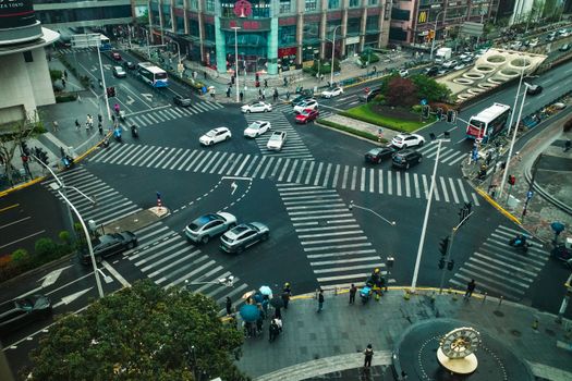 交警在处理交通事故现场，涉及车辆损伤