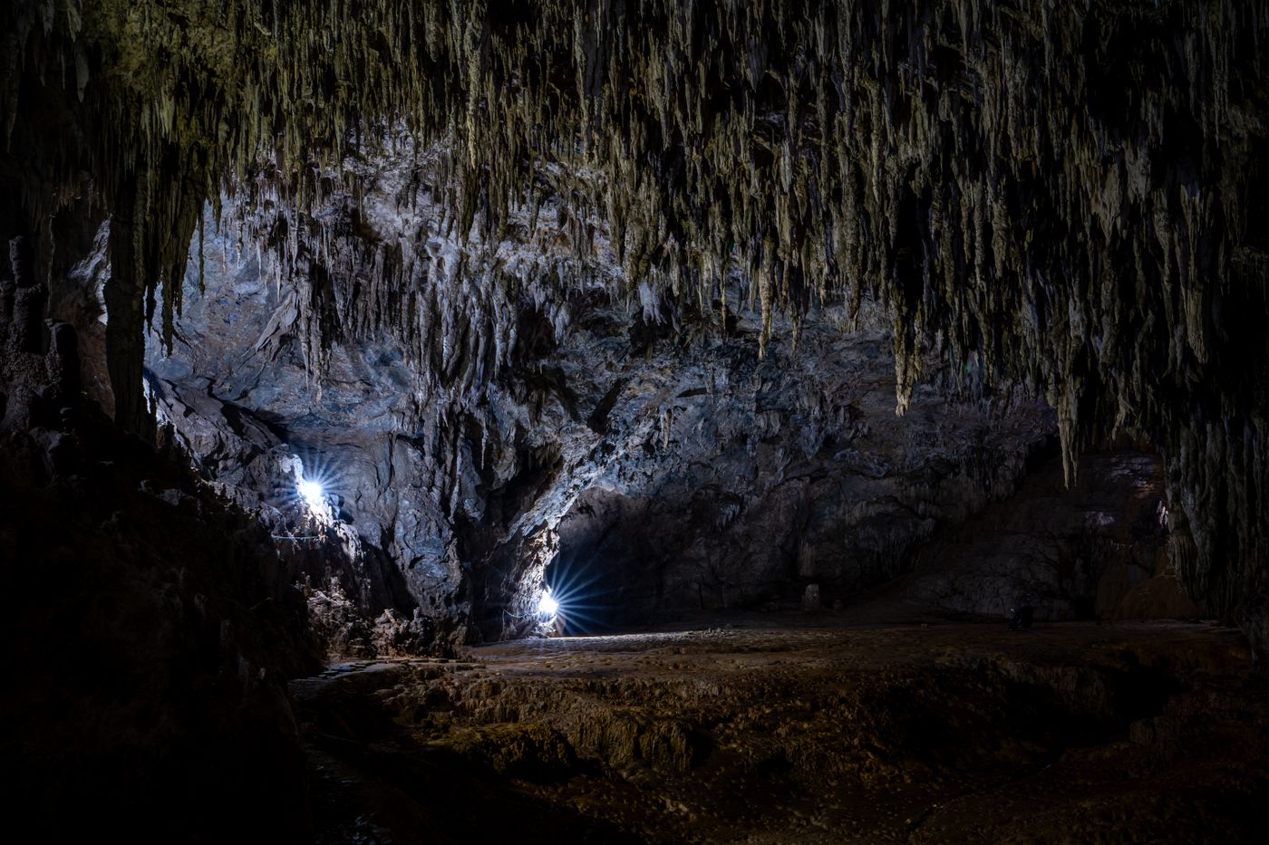 Caverna com formações de gelo e pedra