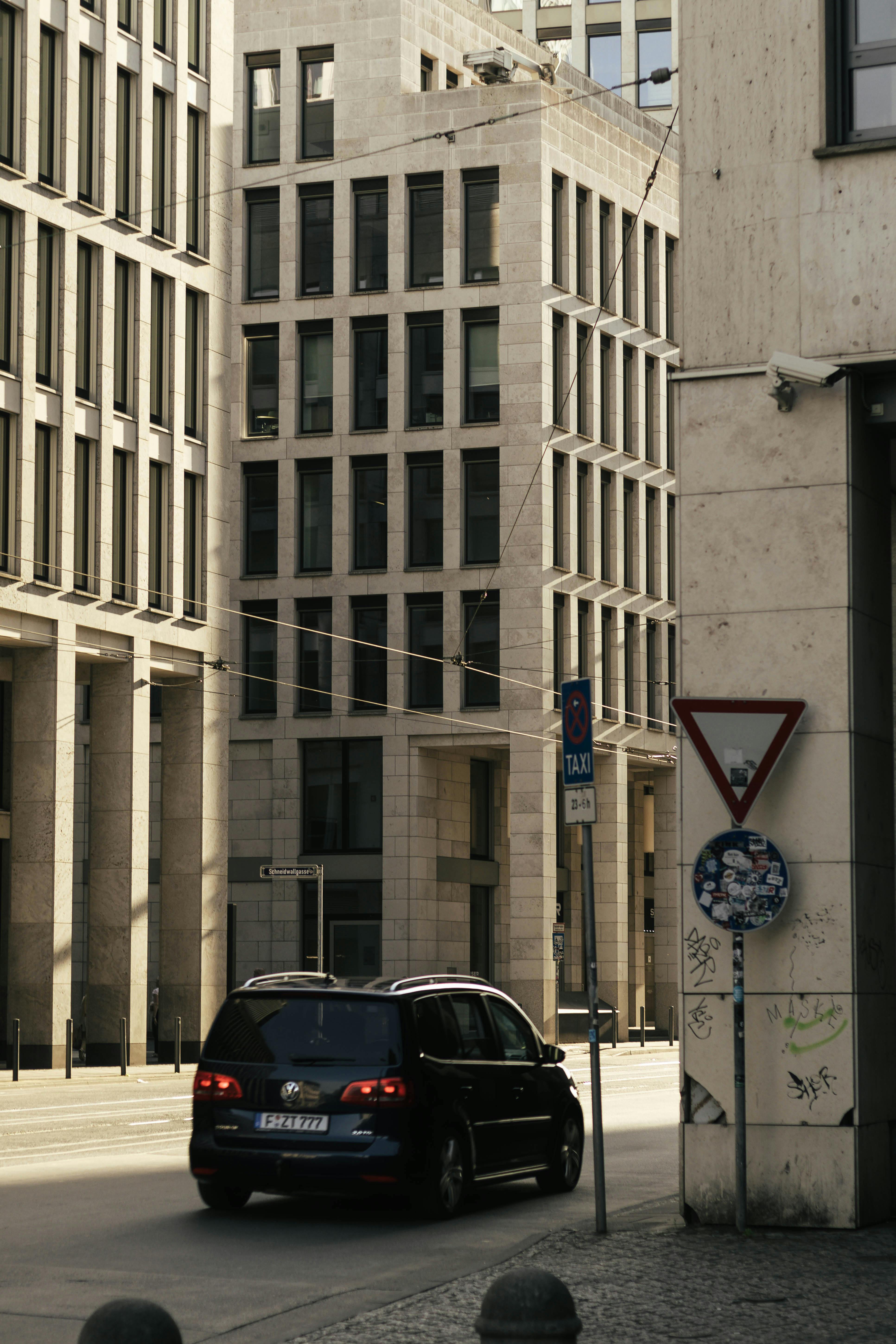 Urbane Straßenszene in Frankfurt mit modernen Gebäuden