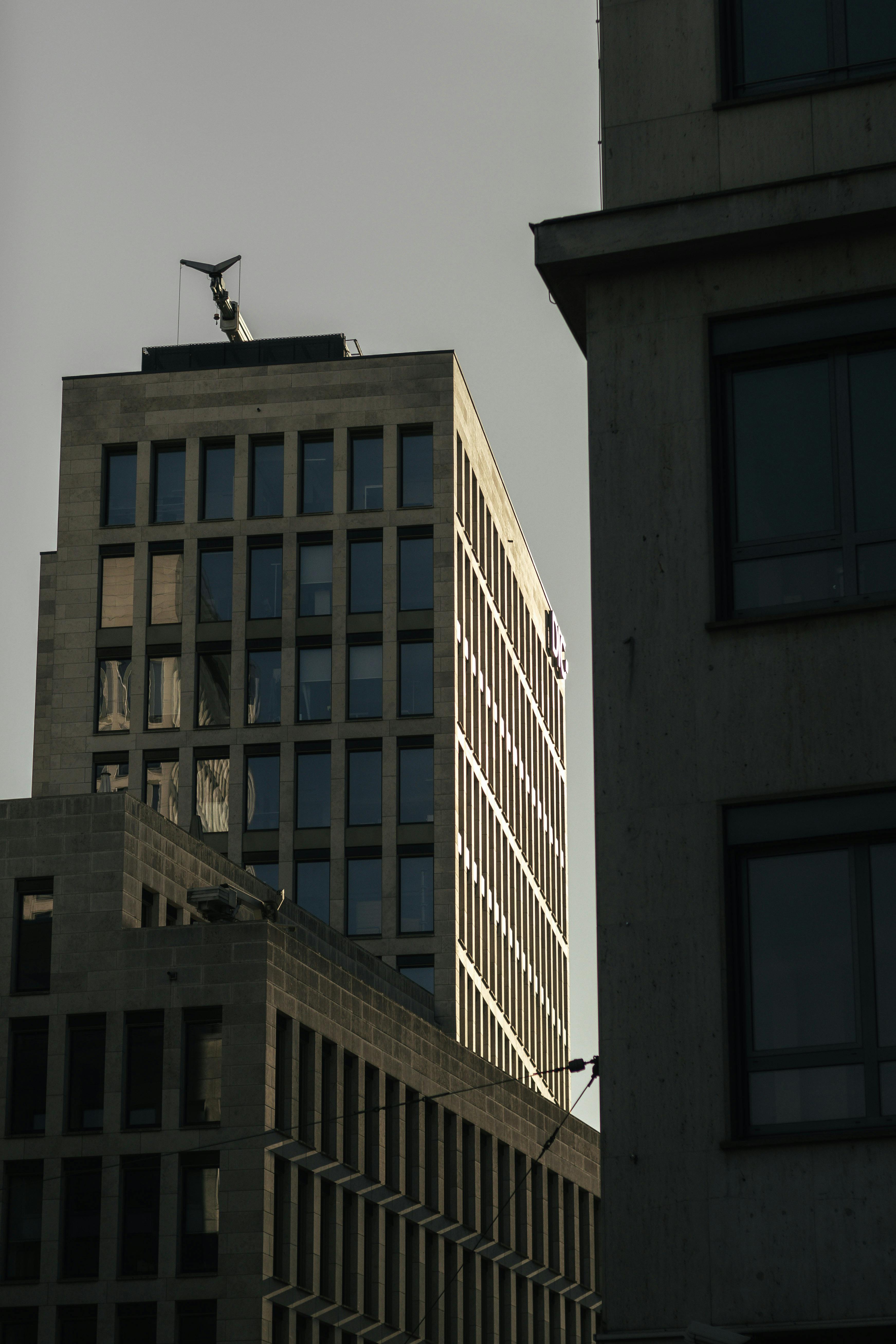 Gratuit Vue des immeubles de grande hauteur modernes de Francfort au coucher du soleil, mettant en valeur l'architecture urbaine. Photos