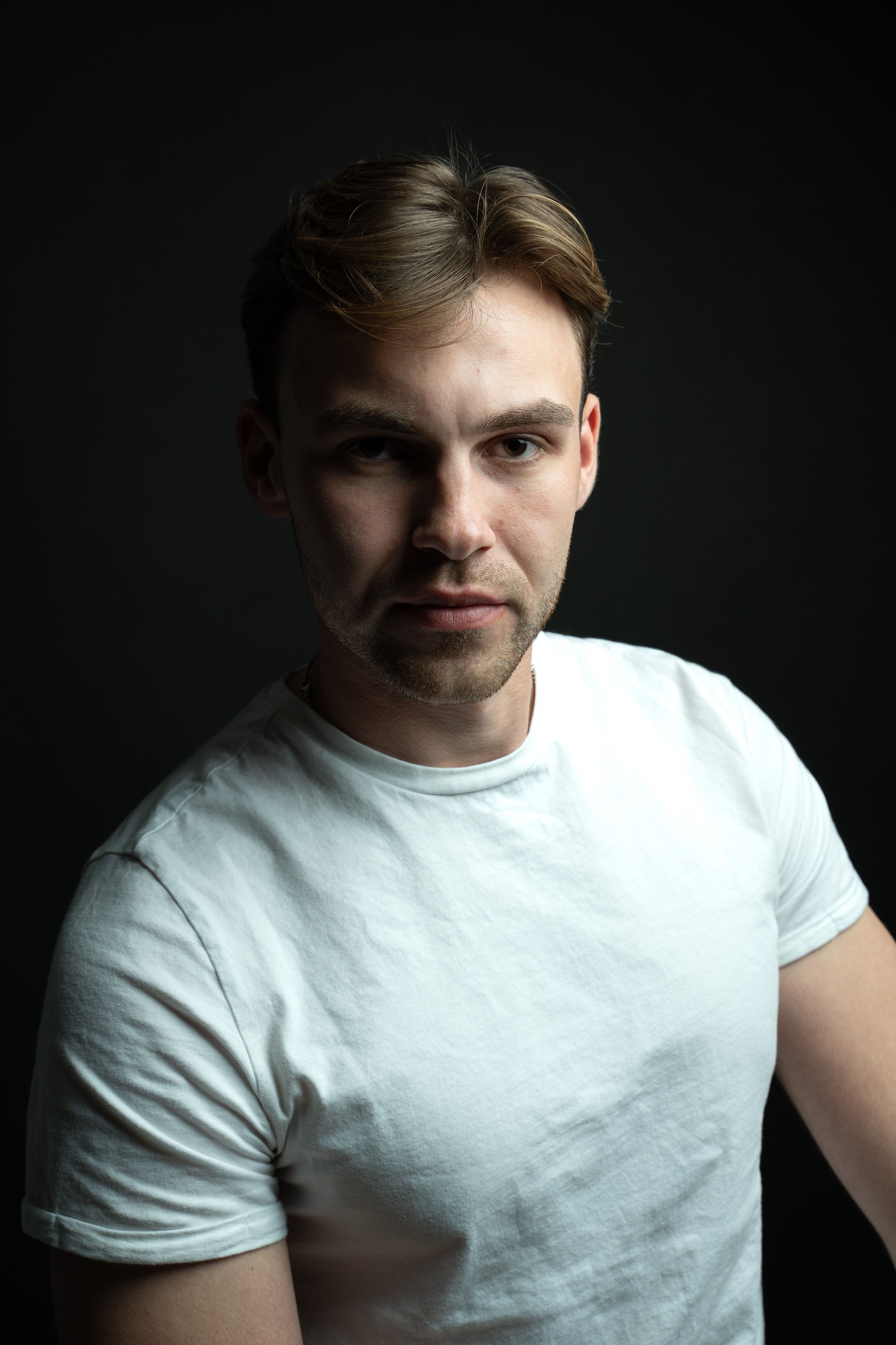 Gratis Intenso ritratto in studio di un giovane uomo a Berlino, che mette in risalto l'illuminazione drammatica e l'emozione. Foto a disposizione