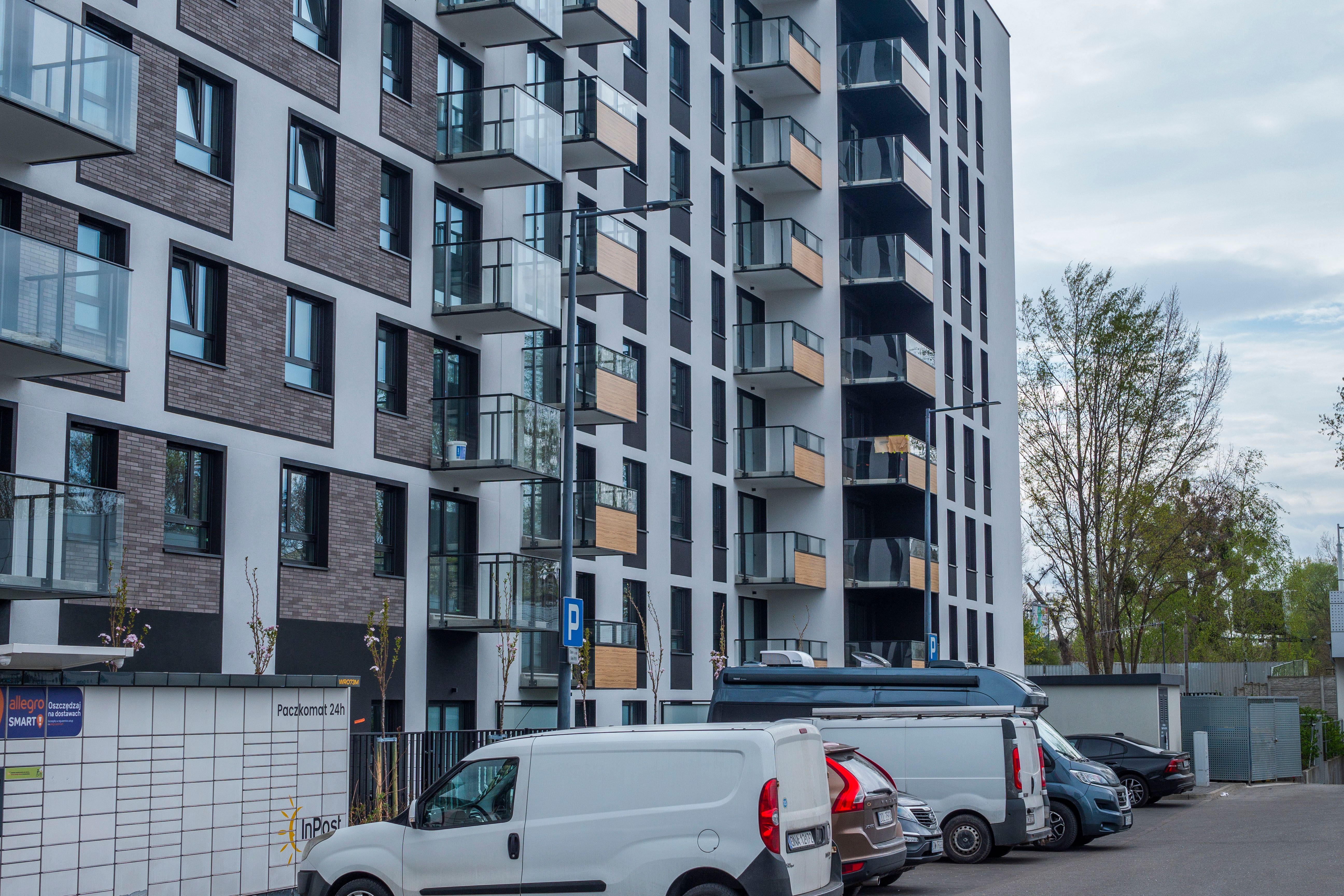 Modern Apartment Building with Vehicles Outside · Free Stock Photo