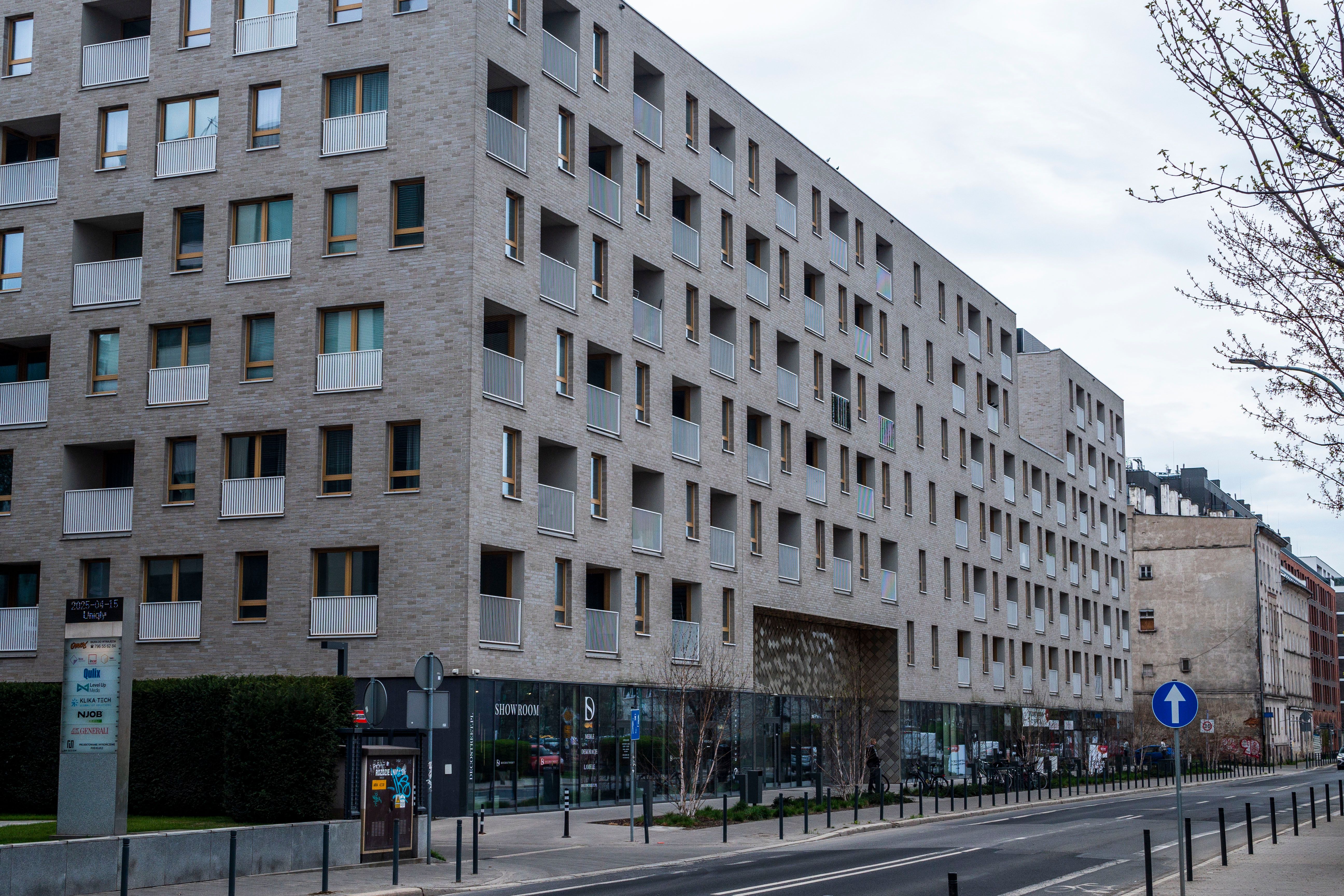 Modern Residential Building in Urban Setting · Free Stock Photo