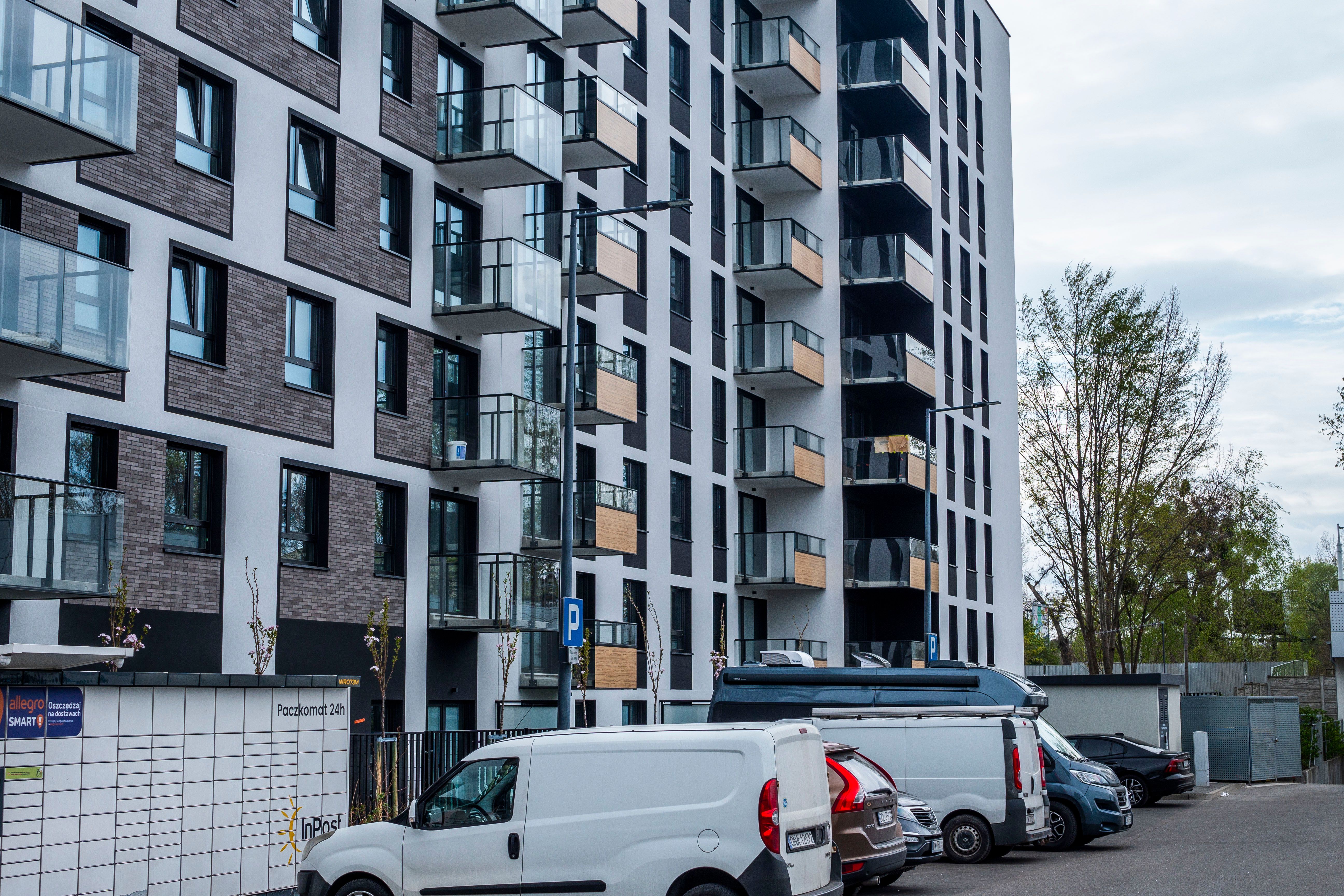 Modern Urban Apartment Complex with Parking · Free Stock Photo