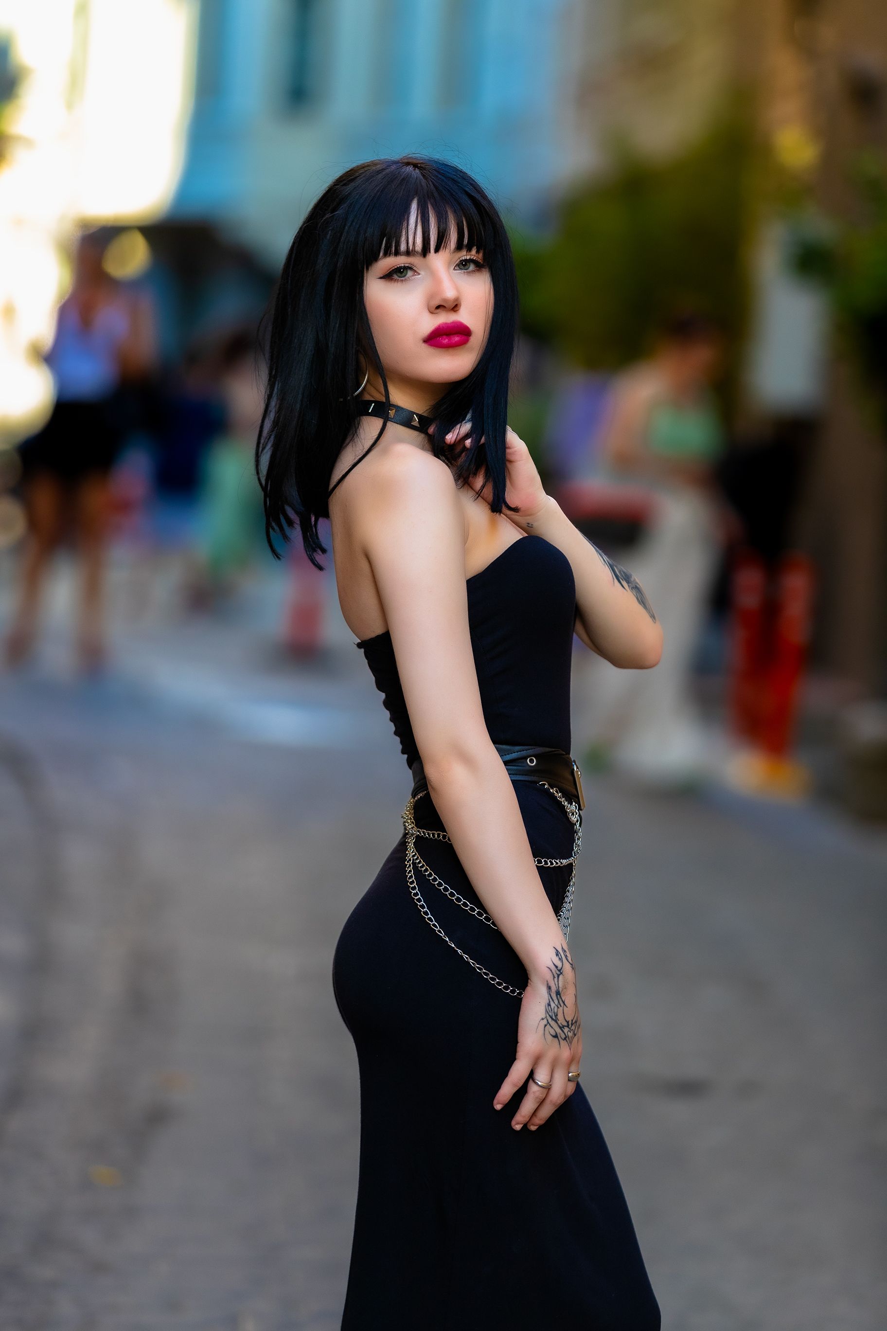 Stylish woman posing in İstanbul streets, showcasing modern street fashion.