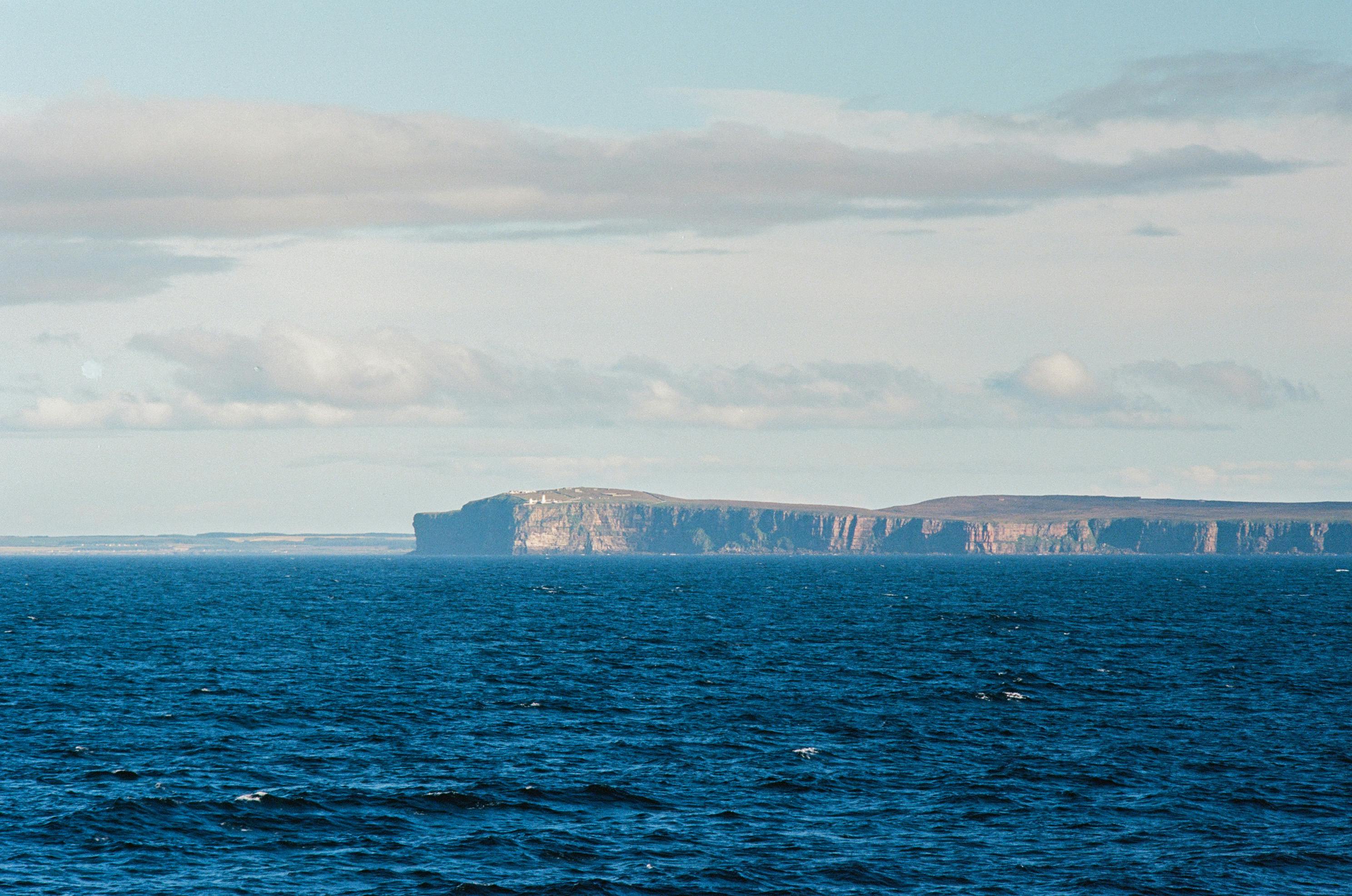 苏格兰附近的崎岖海岸线和深蓝色的海洋，展现出壮丽的自然美景
