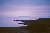 在黄昏时刻，苏格兰海岸线展现出壮丽景色，宁静而神秘