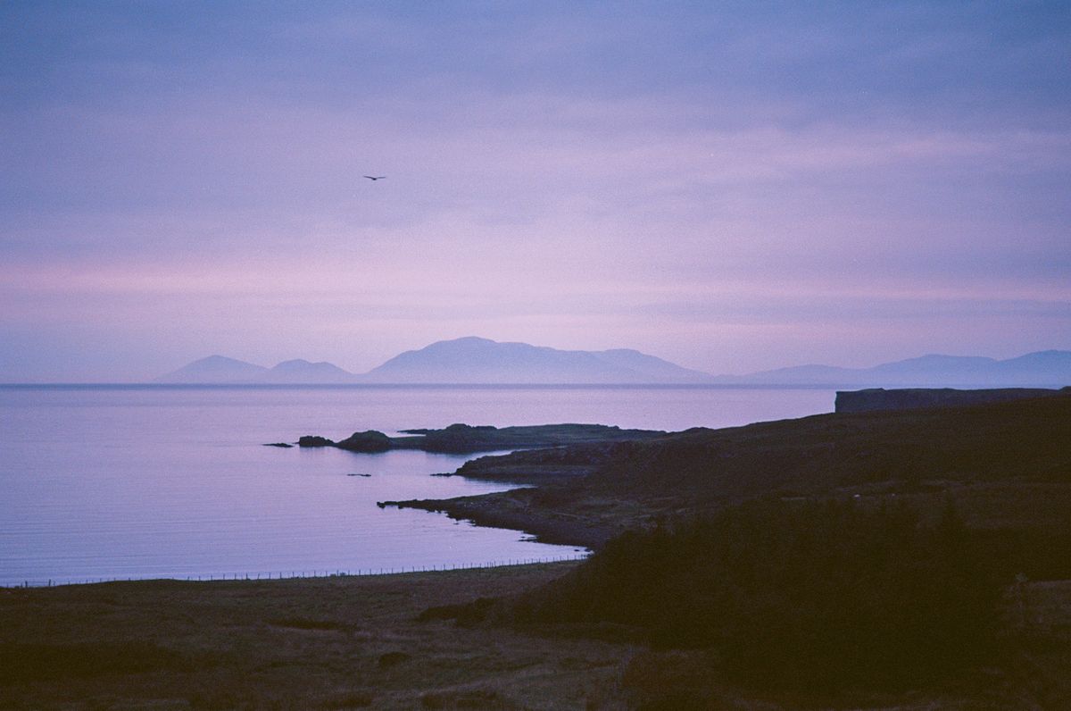 Coasta scotiana la amurg, cu atmosfera de ceata