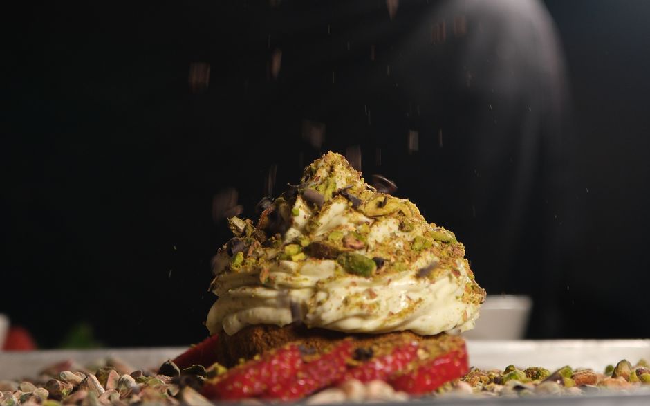 Frasco de crema de pistacho con textura cremosa, producto de origen turco