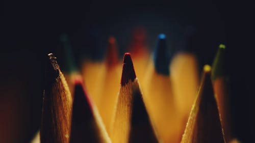 無料 さまざまな色の色鉛筆のクローズアップ写真 写真素材