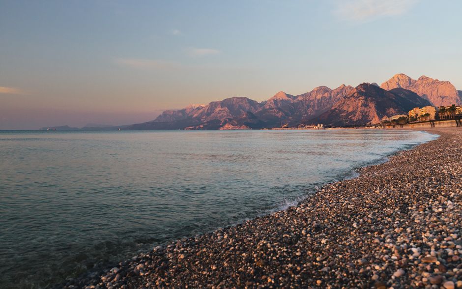 lara plajı, antalya şehir merkezine oldukça yakın konumda yer alıyor. 12 kilometre uzunluğundaki plaj, incecik kumları ve turkuaz denizi ile dikkat çekiyor. burada sunulan çeşitli olanaklar sayesinde, hem dinlenmek hem de aktife katılmak mümkün. su sporları, plaj voleybolu gibi etkinliklerle dolu bir gün geçirebilirsiniz. ayrıca, plajın arka kısmında yer alan restoranlarda taze deniz ürünlerini tadabilirsiniz. konusunu açıklayan görsel