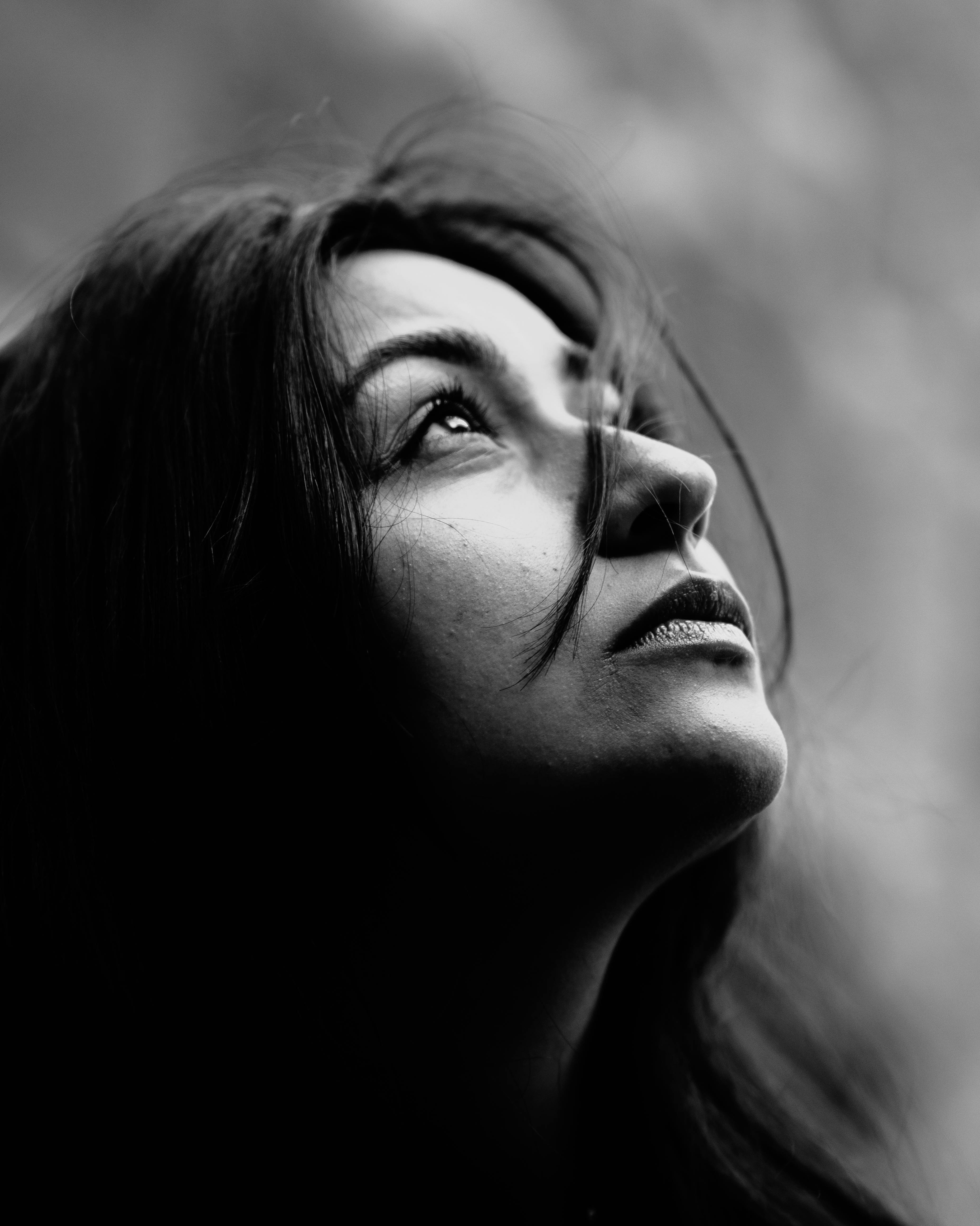 Dramatic black and white portrait of a woman gazing upwards in Kayseri, Türkiye.