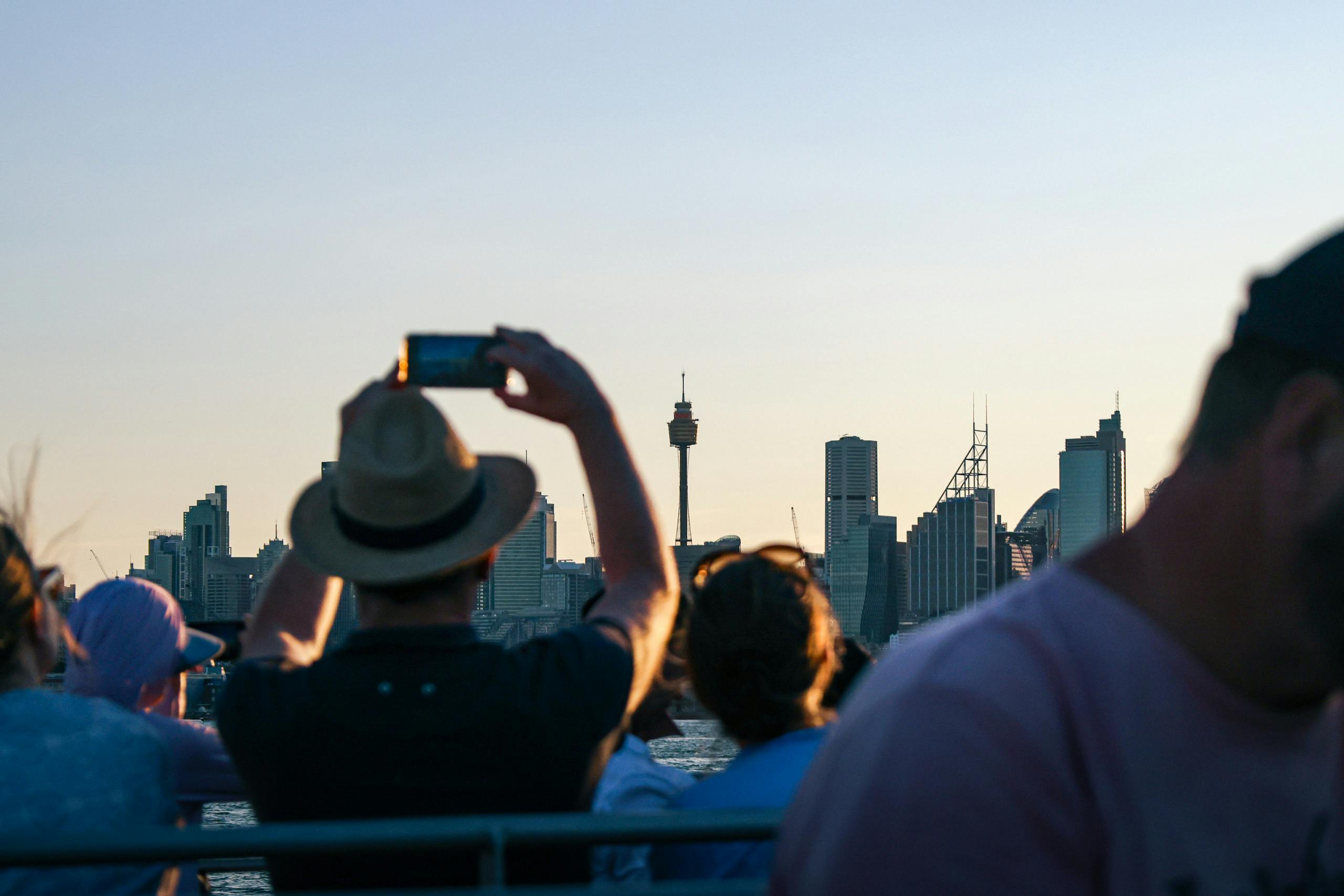 صورة لأستراليا مع أشخاص يستخدمون هواتفهم