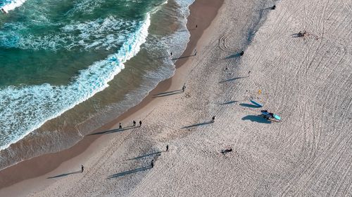 Free A scenic aerial view of Bondi Beach with scattered people and surf, showcasing the vibrant coastal vibe. Stock Photo